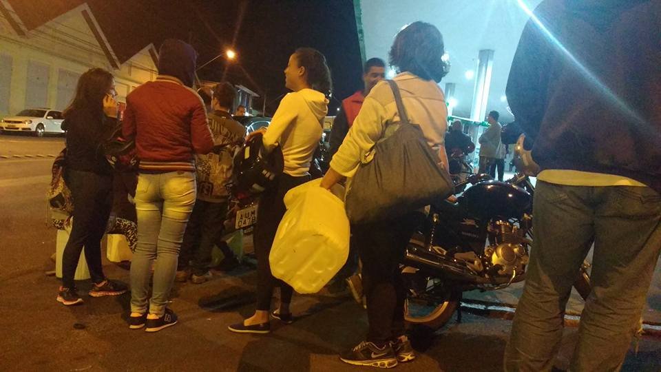 Uso de galões para abastecer não tem regras claras e há risco