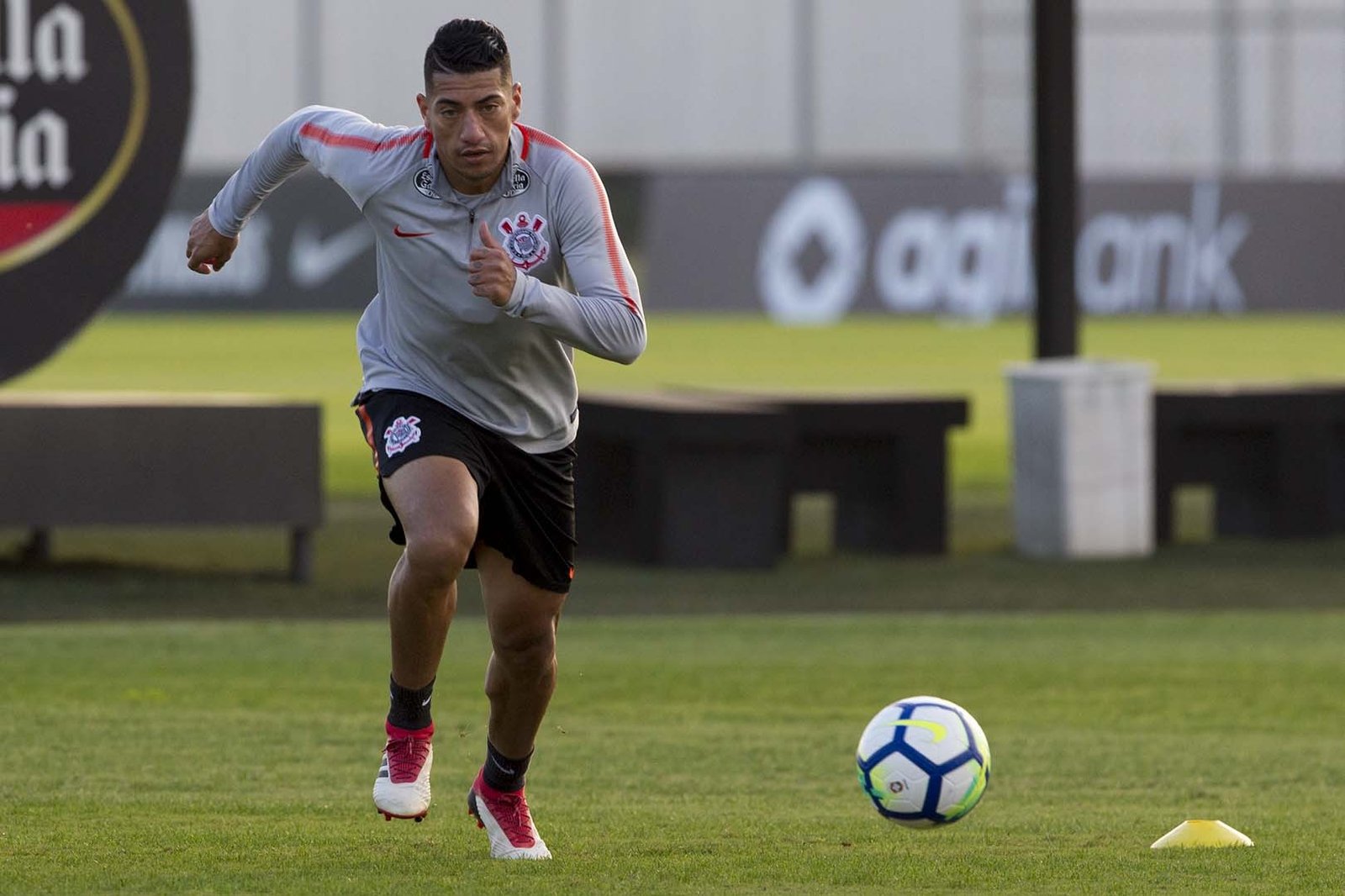 Corinthians e São Paulo enfrentam rubro-negros para voltarem ao topo