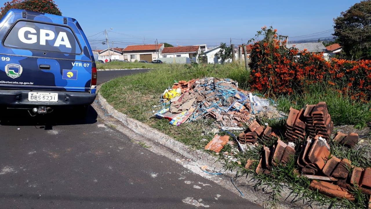 Descarte irregular de entulho flagrado em área da Prefeitura