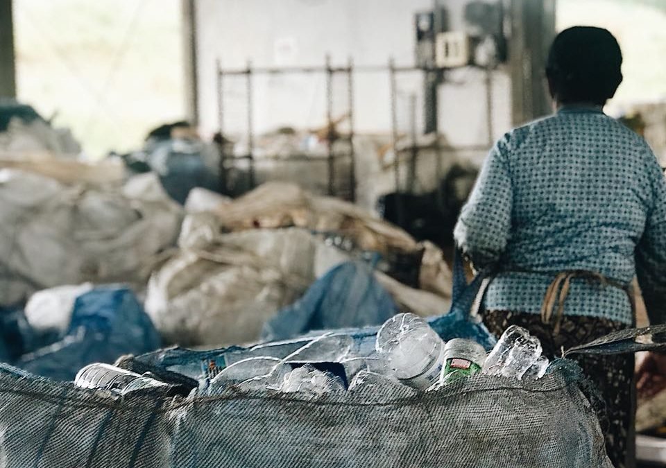 Exposição em Botucatu mostra o cotidiano de um centro de reciclagem