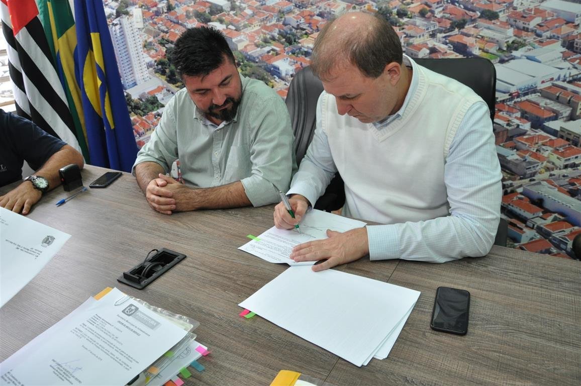Prefeitura assina ordem de serviço de mais de R$ 1 milhão para início de obras