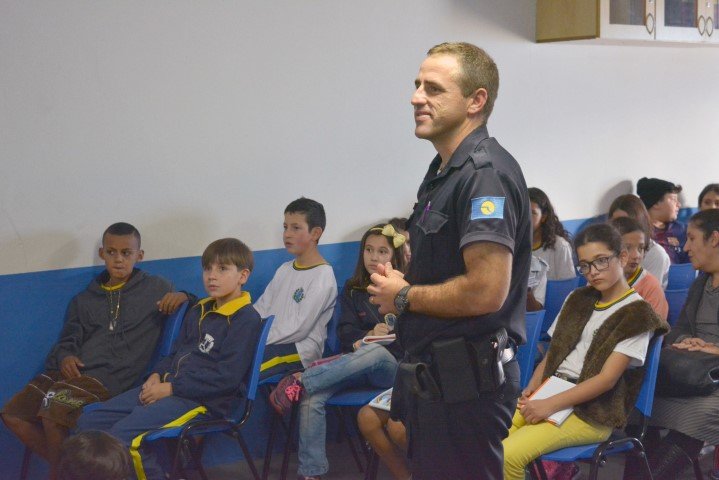 Alunos da rede municipal conhecem instalações da Guarda Civil