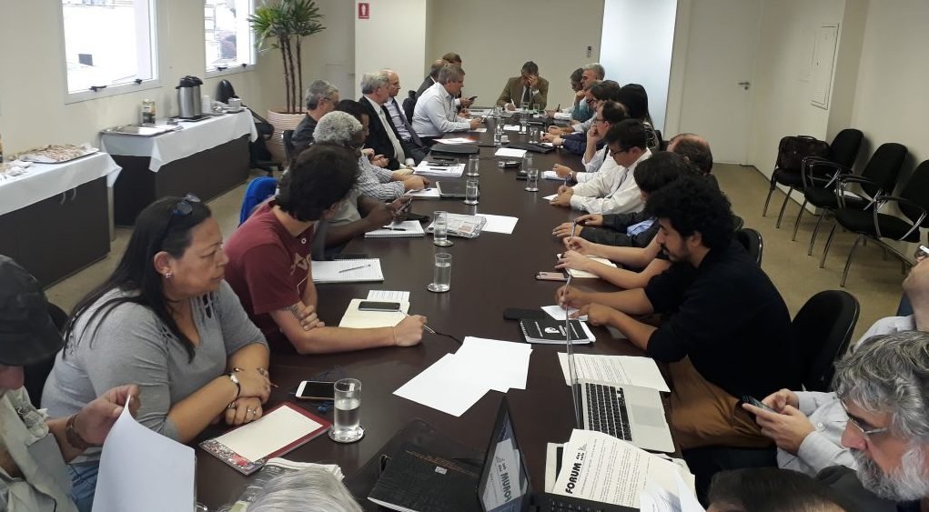 Grevistas apresentam contraproposta a reitores, que se comprometem a analisar excedentes orçamentários