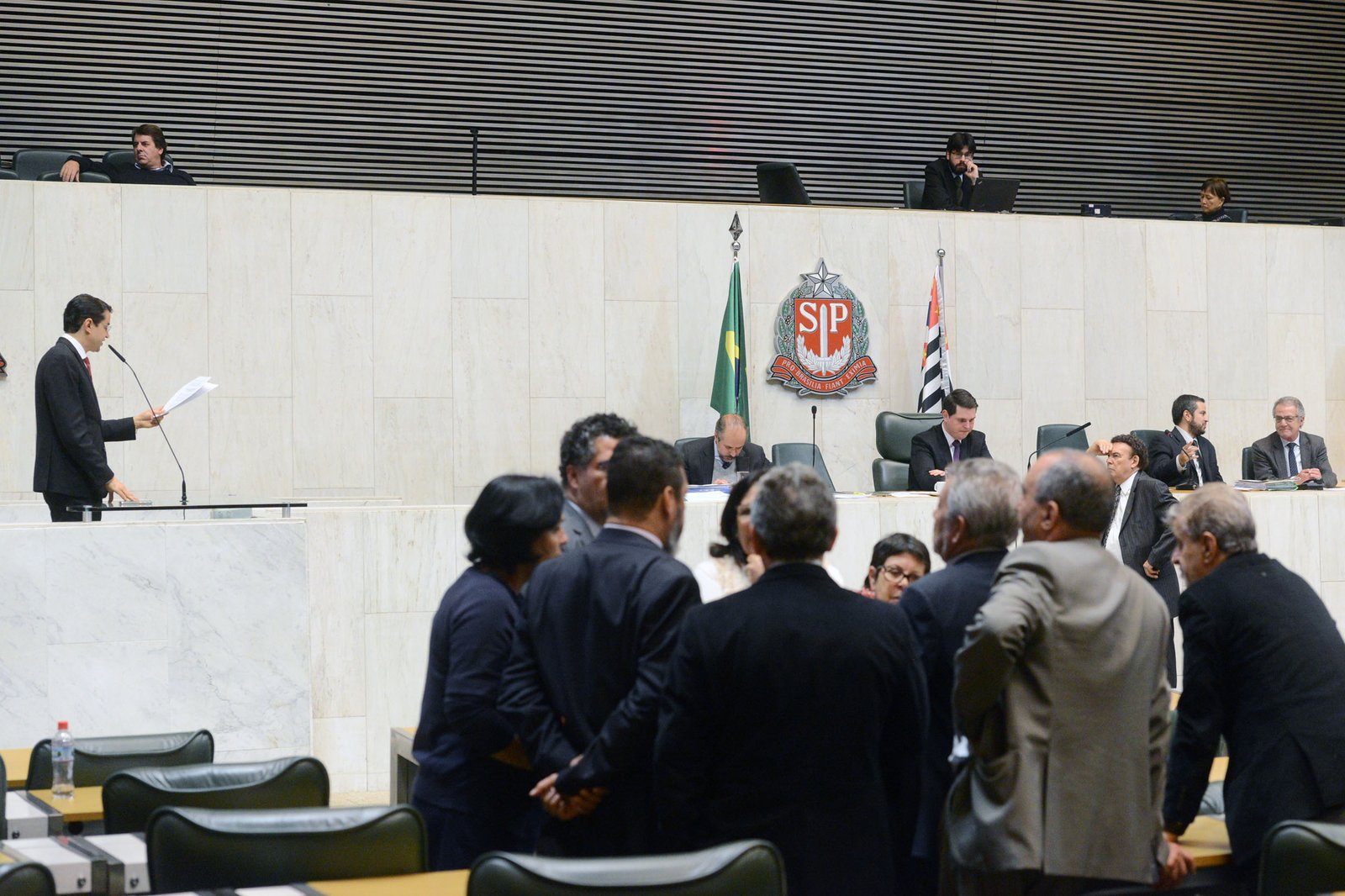 Deputados paulistas aprovam projeto que altera o teto salarial do funcionalismo estadual