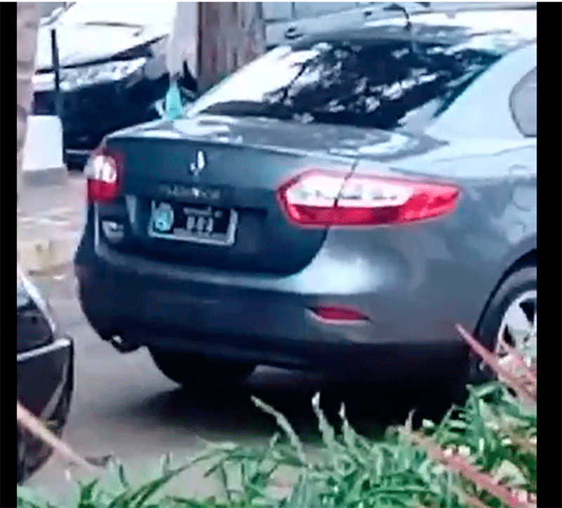 Carro da Câmara de Botucatu é filmado perto do escritório eleitoral de Dória