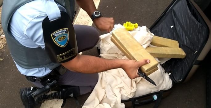 Duas mulheres são presas por tráfico de drogas na Rodovia Castello Branco