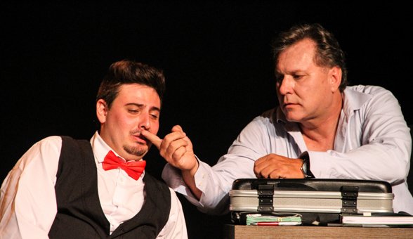 Comédia teatral ‘Quase Cinquenta Tons de Cinza’ é atração neste domingo (1º); ingresso será um quilo de alimento