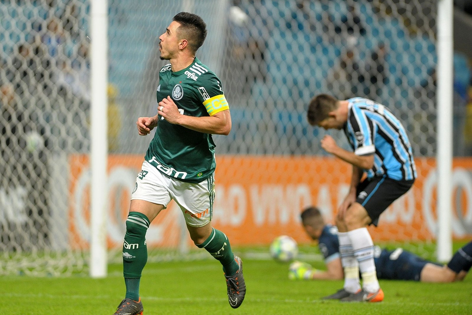 Willian brilha e Palmeiras derrota o Grêmio em jogo decisivo no Sul
