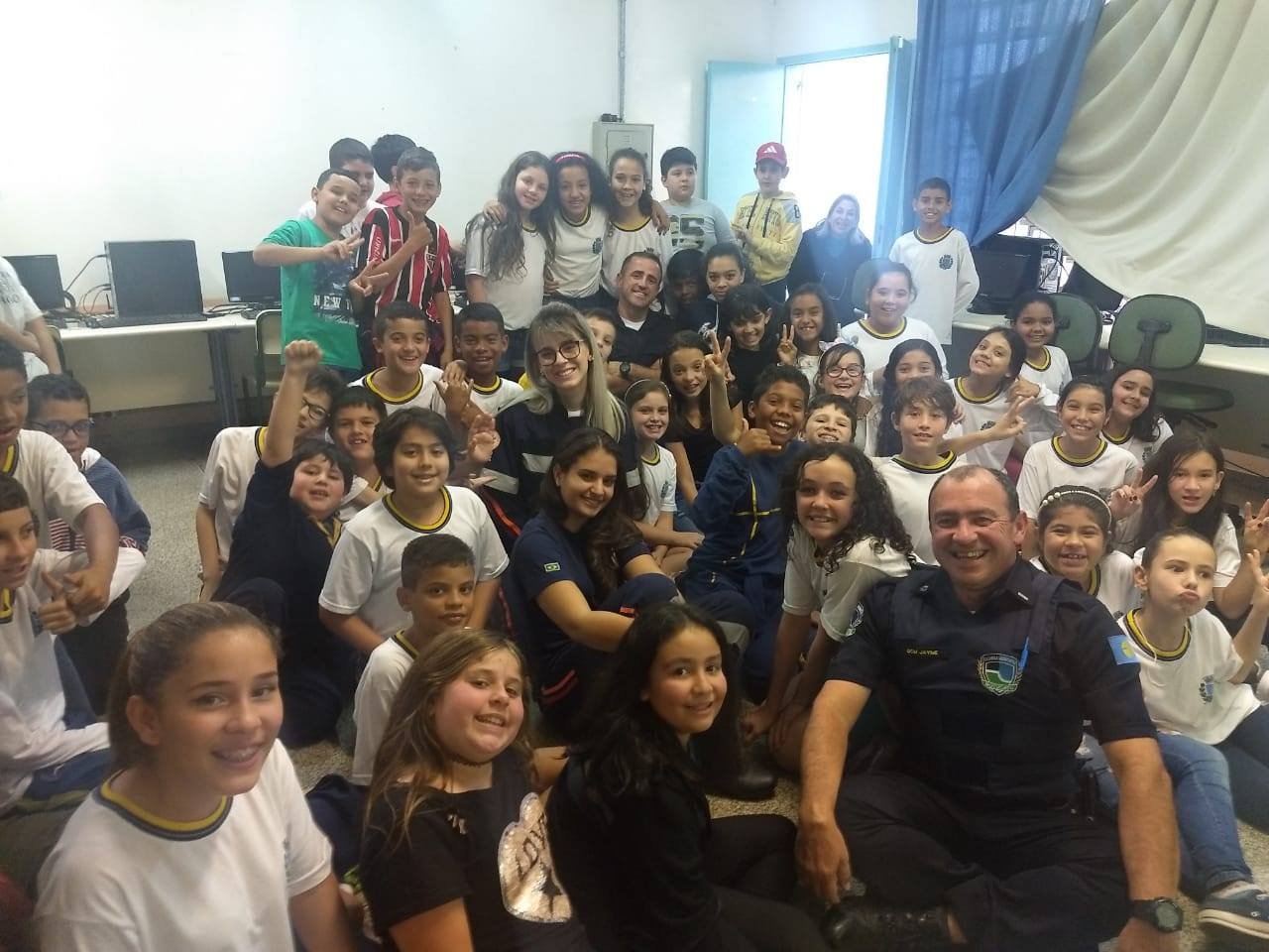 Patrulha da Paz e Samuzinho conscientizam crianças sobre perigo do cerol, risco de acidentes e prevenção de trotes