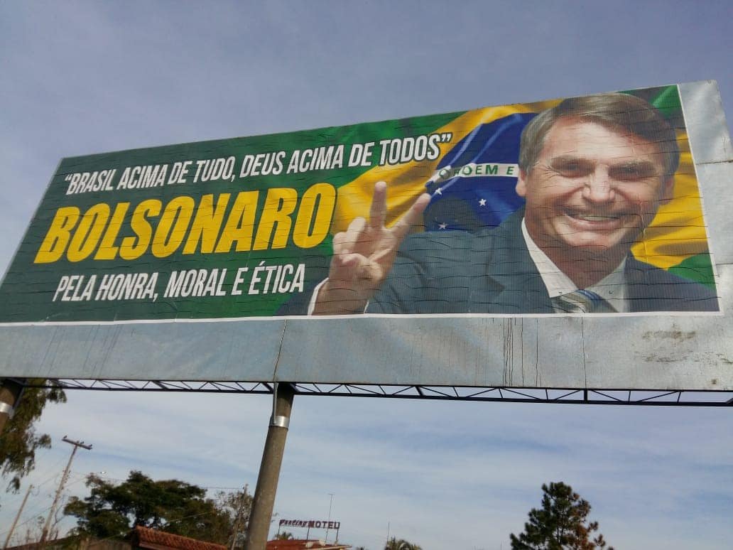 Bolsonaro tem painel instalado por botucatuenses na Castelinho