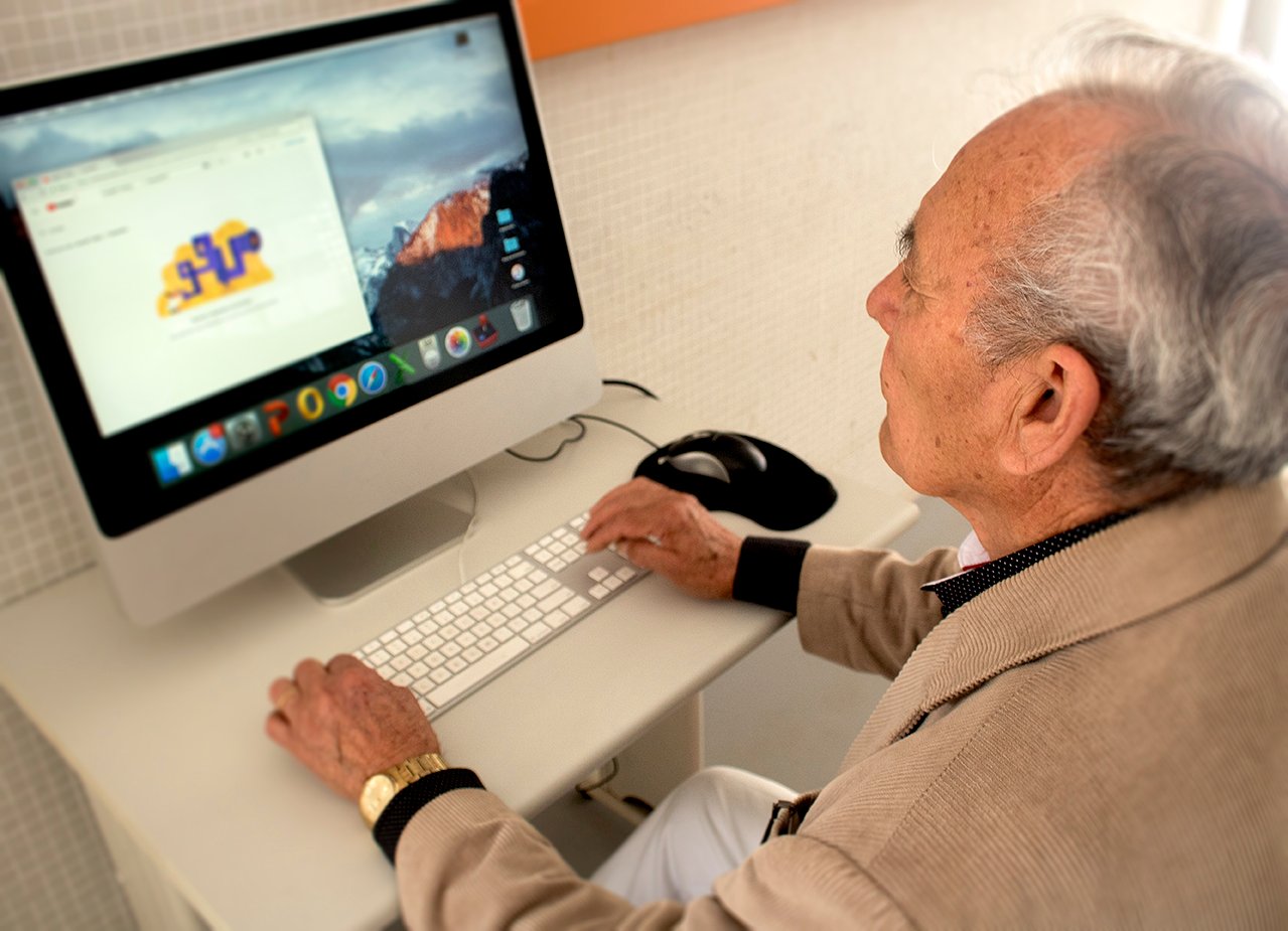 Eletricista encara o desafio e, aos 80 anos, decide aprender informática