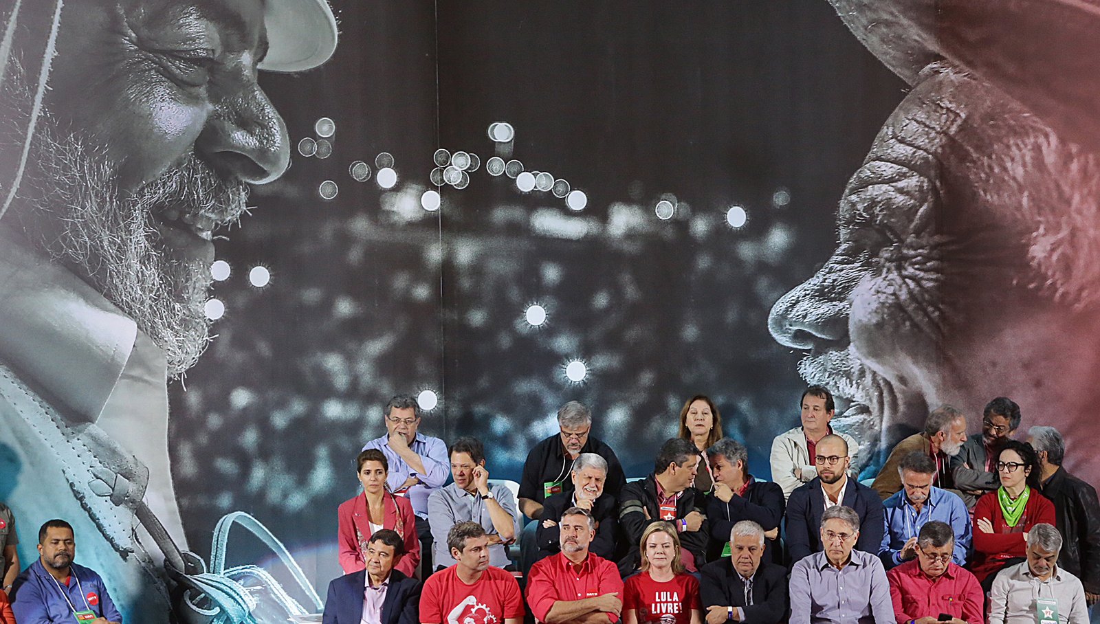 Por aclamação, Lula é escolhido candidato do PT a presidente