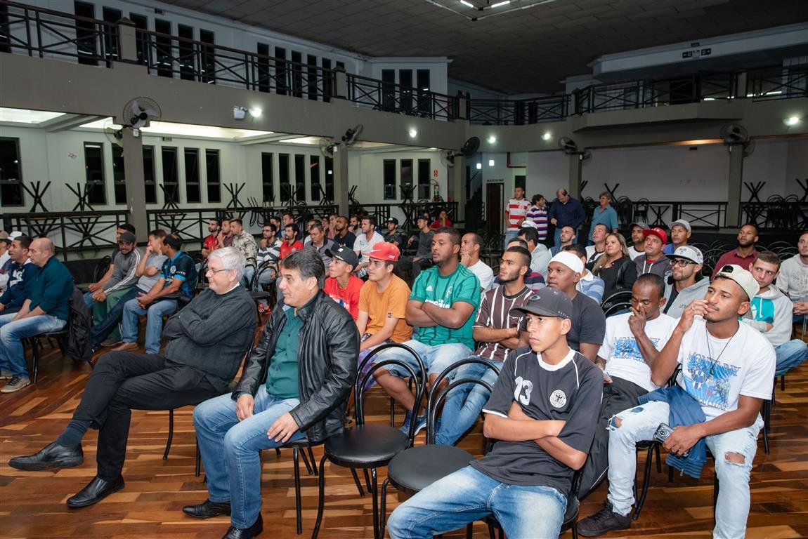 Equipes de futebol amador recebem uniformes para a temporada