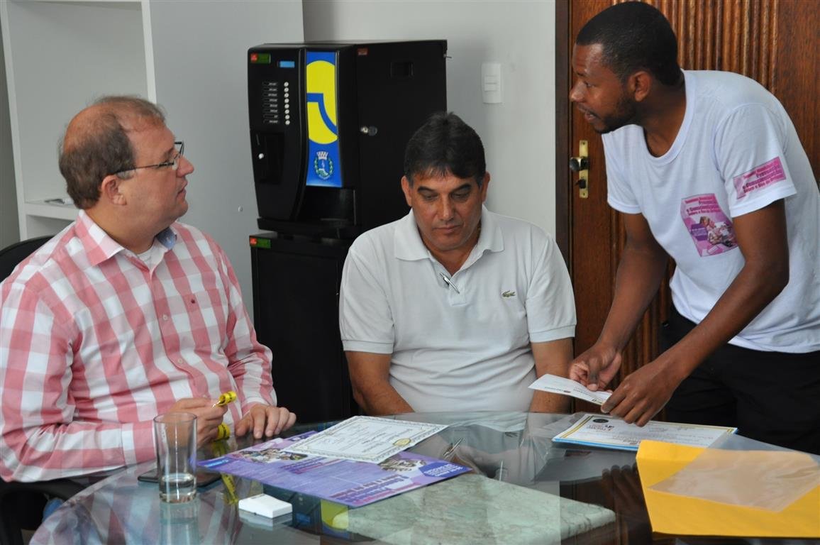 Prefeito Pardini discute políticas de prevenção ao consumo de drogas