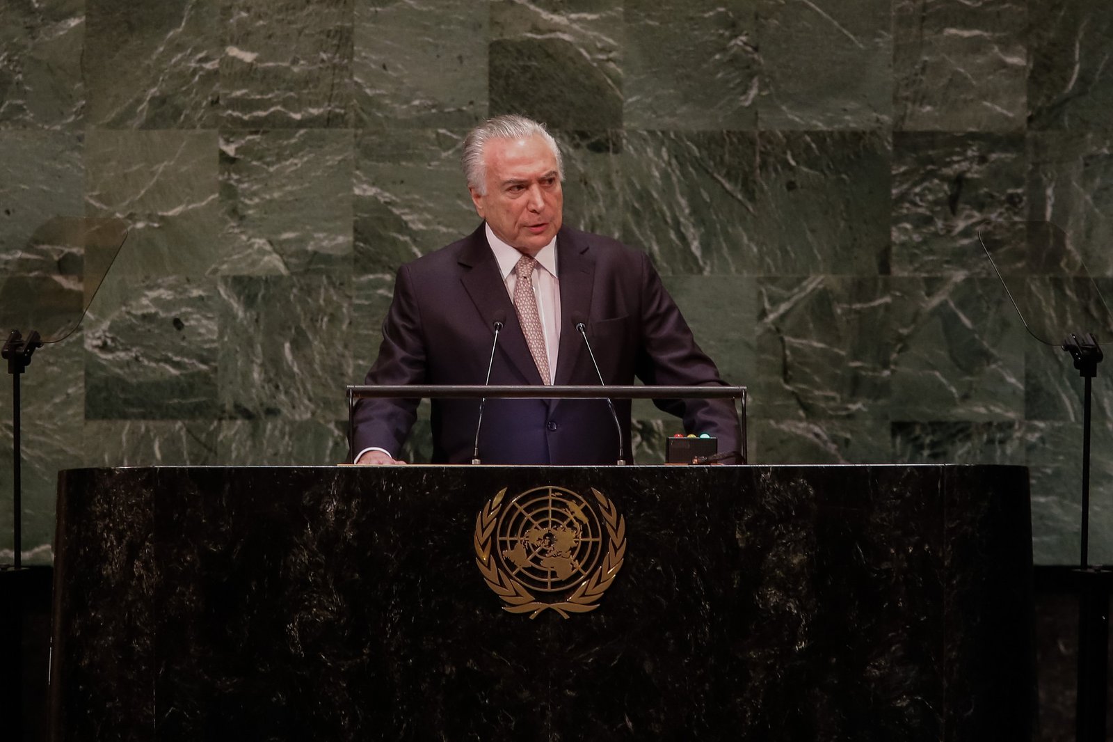 Temer admite suspender intervenção no Rio para votar Previdência