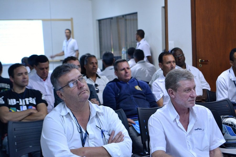 Concessionária treina motoristas sobre direção defensiva