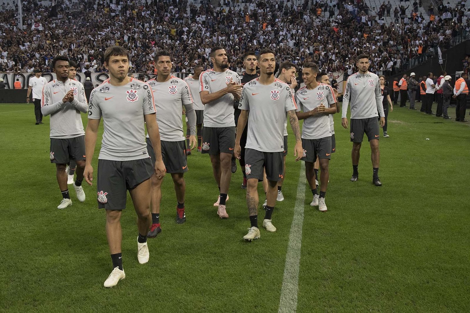 Pelo tetra, Corinthians tenta reverter vantagem do Cruzeiro na Arena