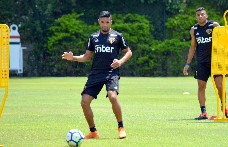 São Paulo visita o Vitória para voltar a vencer e sonhar com o título
