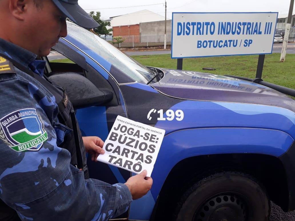 Guarda Municipal fortalecerá fiscalização contra colagem de cartazes em postes e áreas públicas