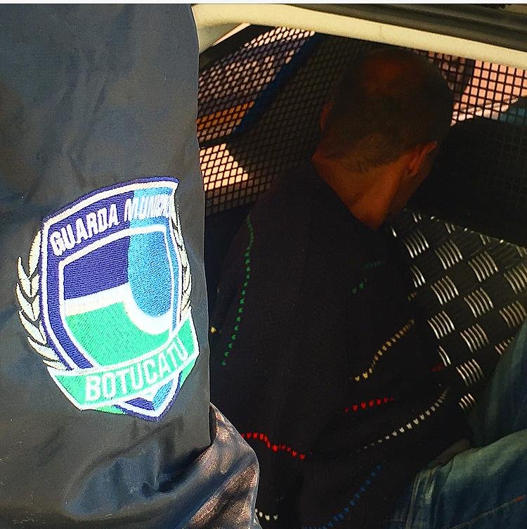 Homem é preso após tentativa de assassinato na Praça do Bosque