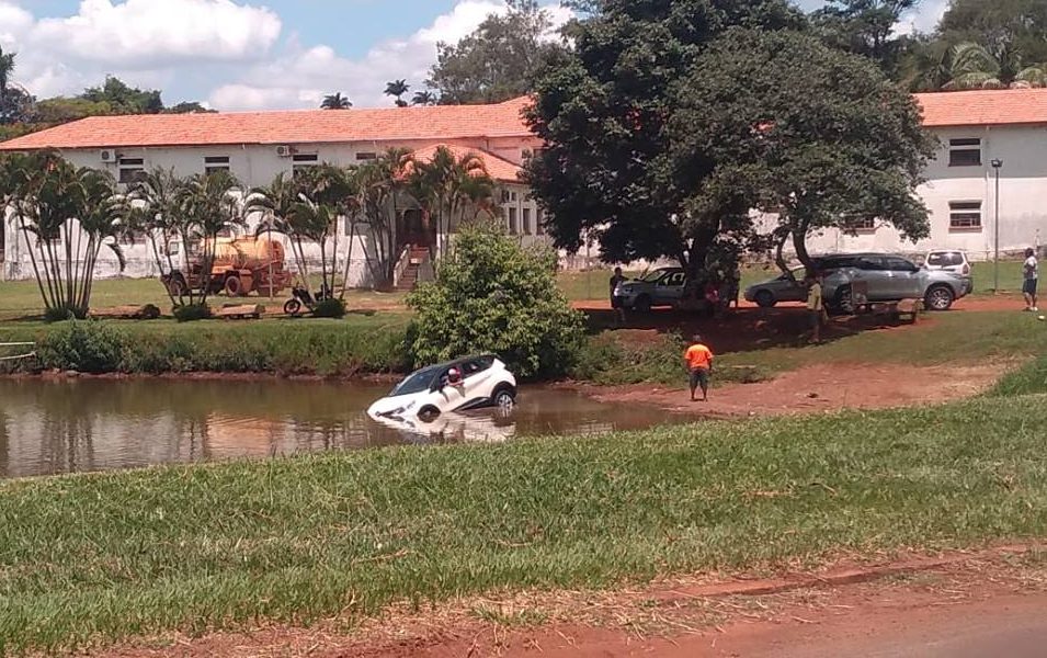 Carro cai em lagoa na Fazenda Lageado