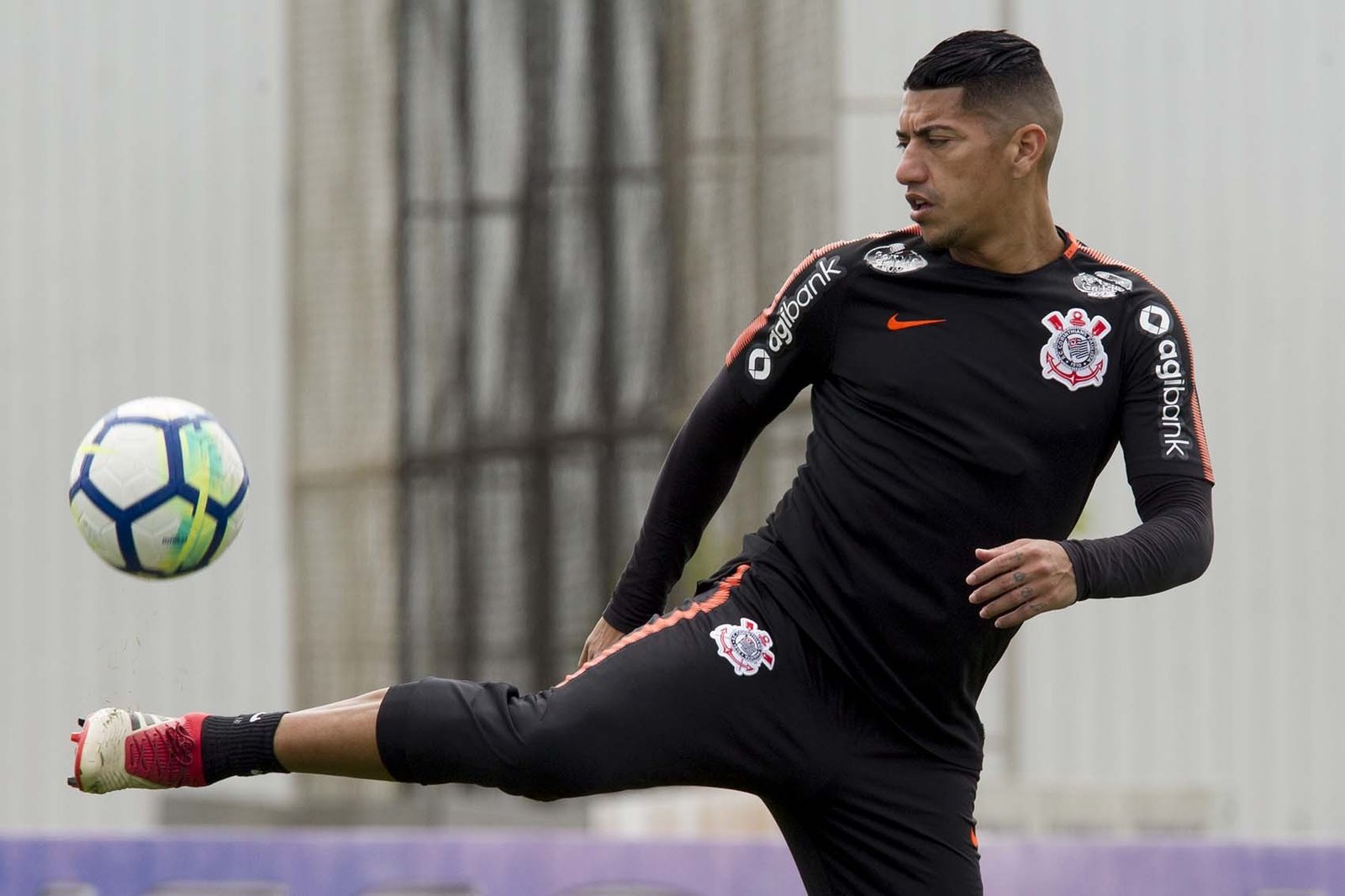 Corinthians encara a Chapecoense para se firmar na Série A