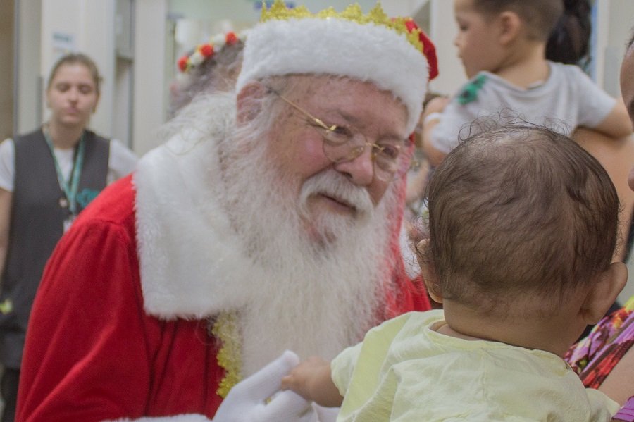 Papai e Mamãe Noel  visitam pediatria do HCFMB