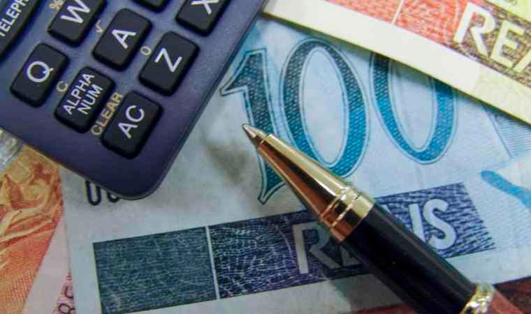 Maioria dos consumidores deve usar 13º salário para quitar dívidas