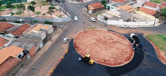 Rotatória da Cohab 1 recebe sinalização de solo