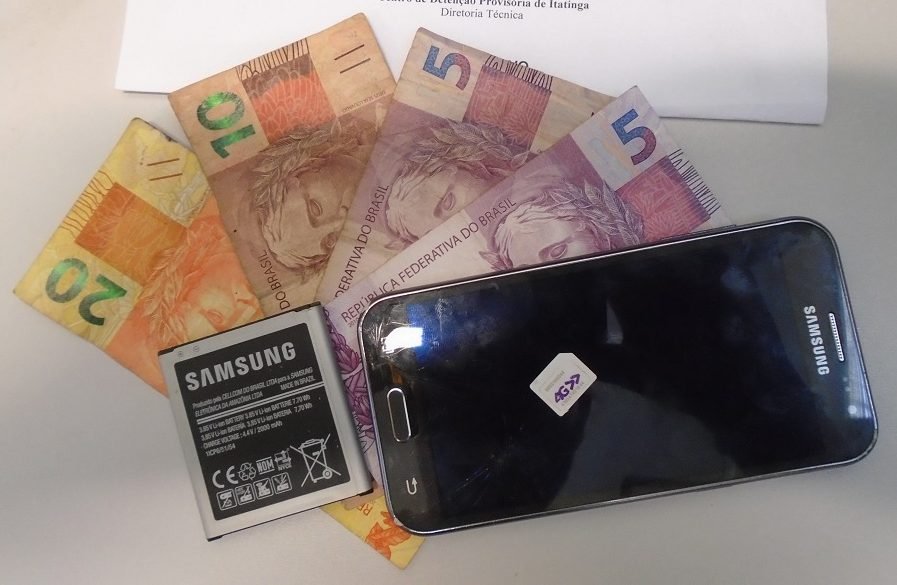 Mulher é flagrada tentando entrar com celular e dinheiro no CDP de Itatinga