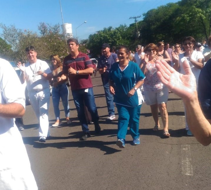 Servidores protestam no câmpus de Rubião Júnior por atraso no 13º