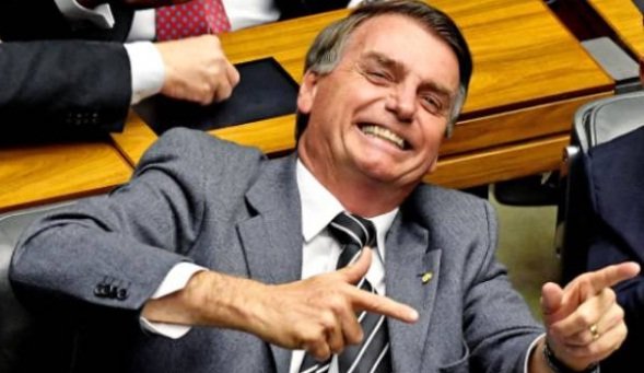 Decreto que flexibiliza posse de arma sai este mês, diz Bolsonaro