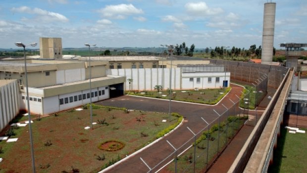 Mulher é flagrada com maconha na calcinha