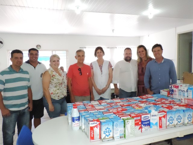 Secretaria de Educação faz entrega de leite arrecadado para Associação de Deficientes