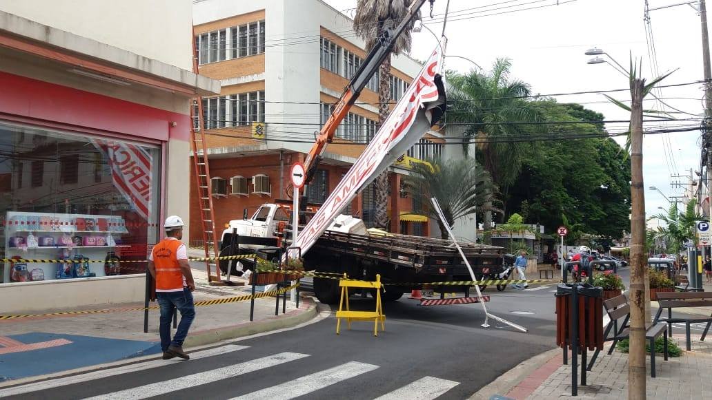Defesa Civil atende ocorrência de risco de queda de letreiro na Amando