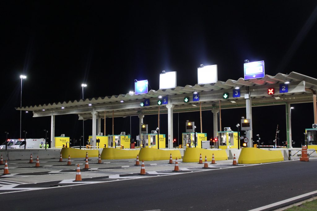 Concessionária iniciará operação de lombadas eletrônicas em pedágio; excesso de velocidade resultará em multas