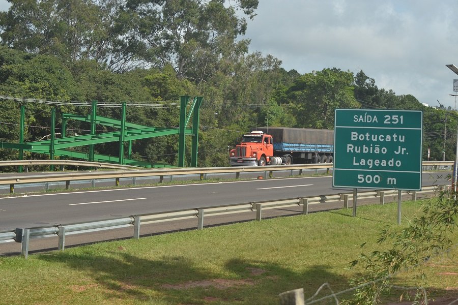 Concessionária inicia construção de nova passarela para pedestres no trecho urbano da Rondon