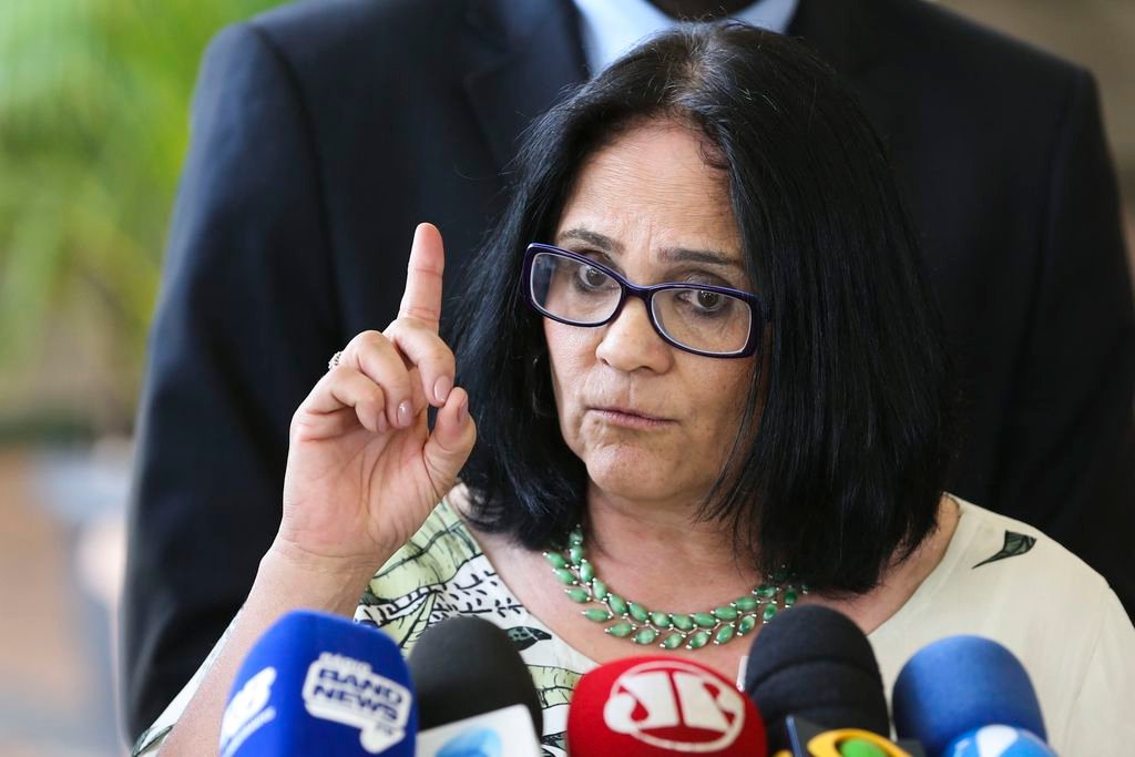 Bolsonaro: Damares atua para desfazer malfeitos de governos anteriores