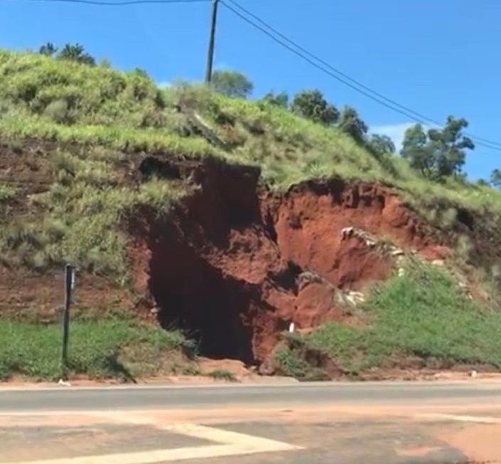 Erosão leva perigo a motoristas na rotatória de acesso a Embraer
