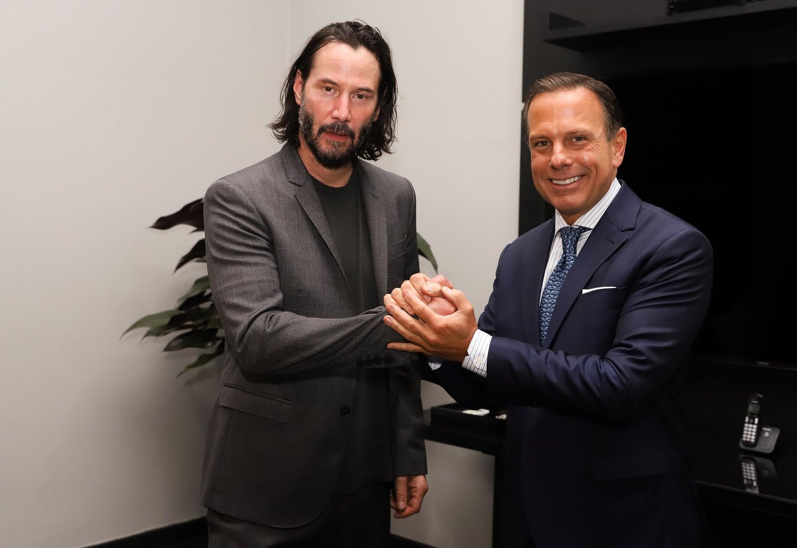 Keanu Reeves visita sede do governo paulista para negociar filmagens