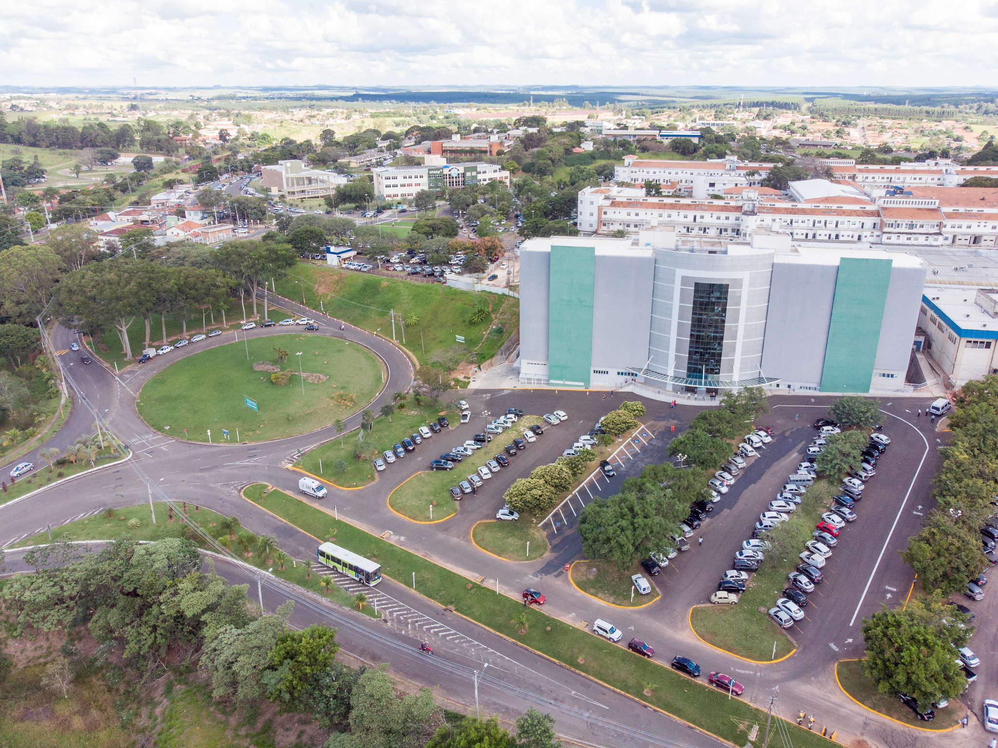Hospital das Clínicas de Botucatu confirma 6 novas mortes por Covid-19; ocupação de leitos UTI sobe para 115%