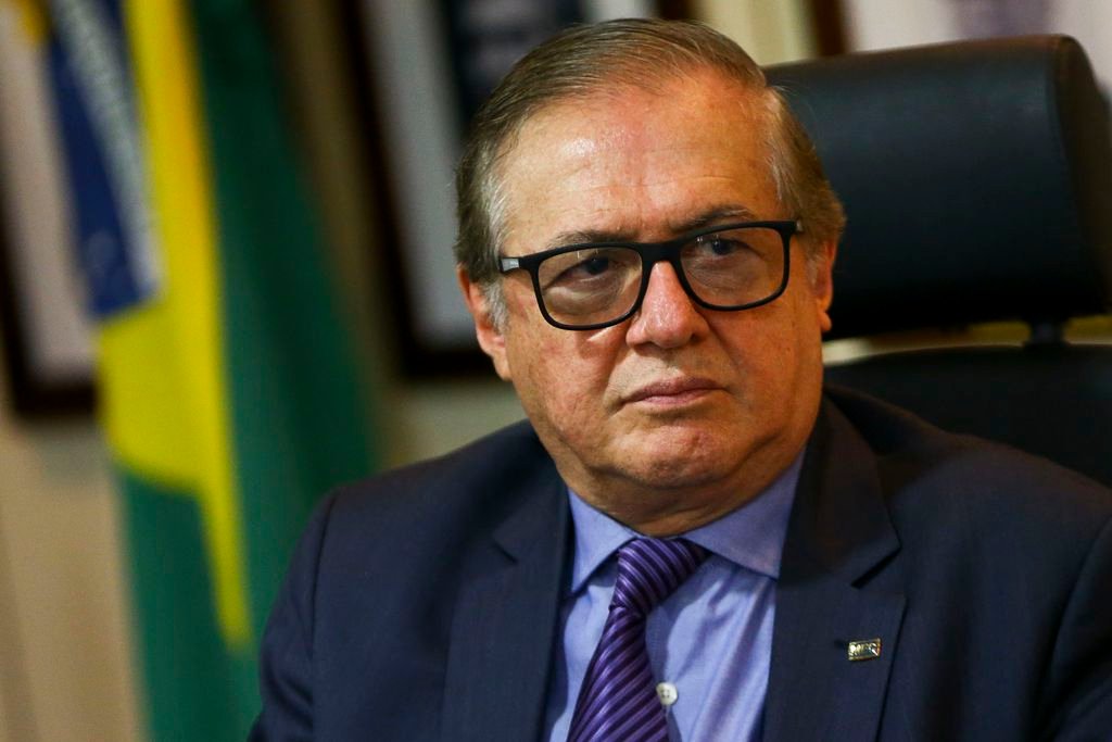 Bolsonaro exonera Vélez e anuncia Weintraub como sucessor