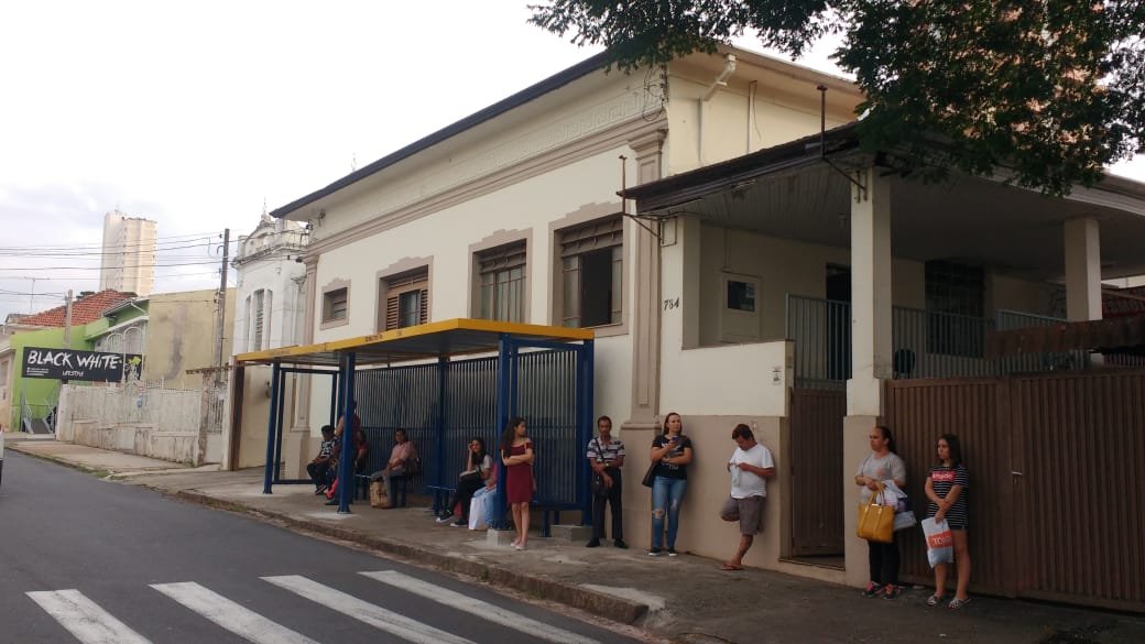 Futuro estacionamento faz Prefeitura mudar ponto de ônibus na João Passos