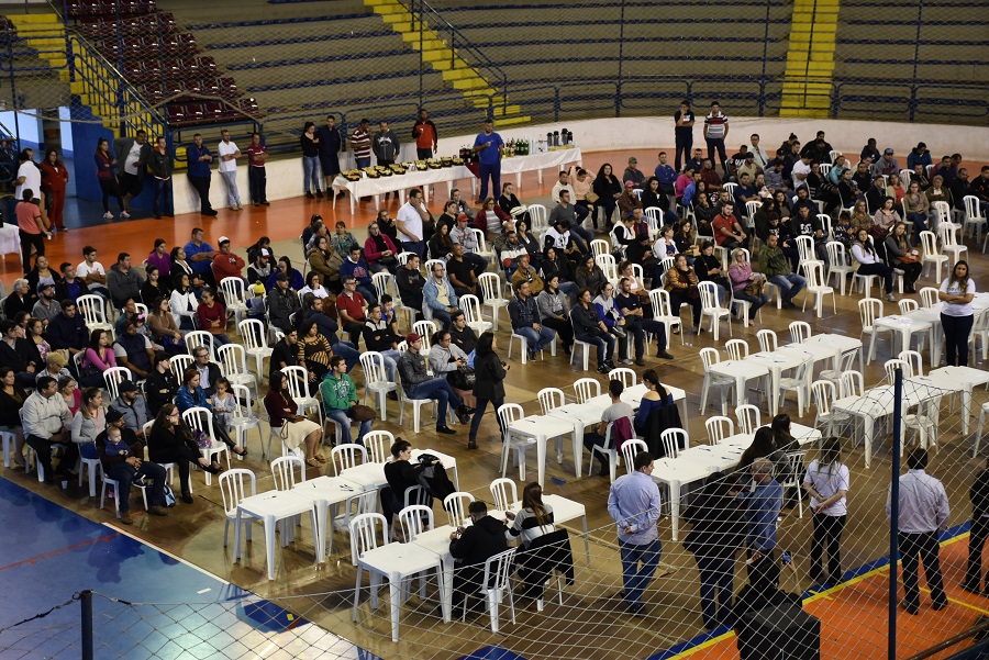 Futuros moradores do Residencial Bem-te-vi assinam contratos