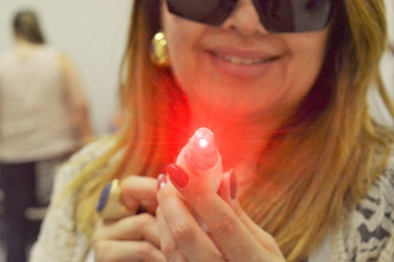 Hospital das Clínicas HCFMB prepara profissionais de enfermagem para aplicação de laserterapia