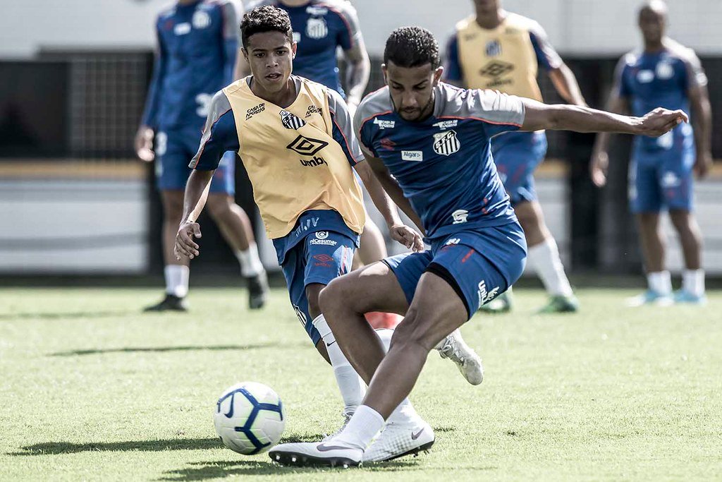Para se manter na ponta, Santos recebe o Goiás na Vila Belmiro