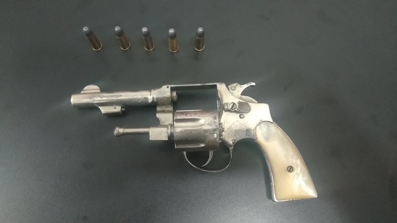 Homem é preso após ameaçar matar toda a família
