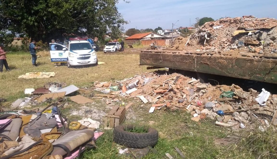Homens são flagrados descartando entulho em área ambiental