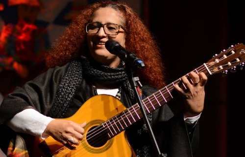 Cantora Kris Pires faz show na Fazenda Lageado