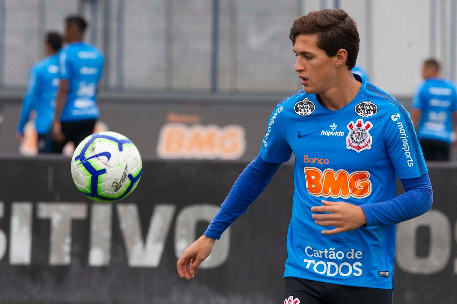 Corinthians recebe Athletico-PR para colar na vice-liderança